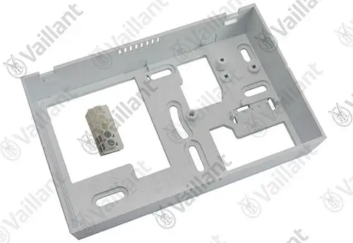 Vaillant Sockel mit Aussparungen und Montageöffnungen, geeignet für die Installation von Zubehörteilen. Material in neutralem Weiß.